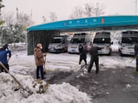 风雪中守护，郑西职工扫雪除冰，保障就医安全